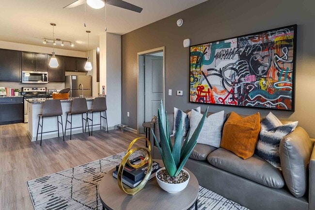 Signature-1505-Apartamentos-Cerca-de-NC-State-Totalmente-Amueblados-Sala-de-Estar-Con-Pisos-de-Vinilo-En-Todas-Las-Viviendas