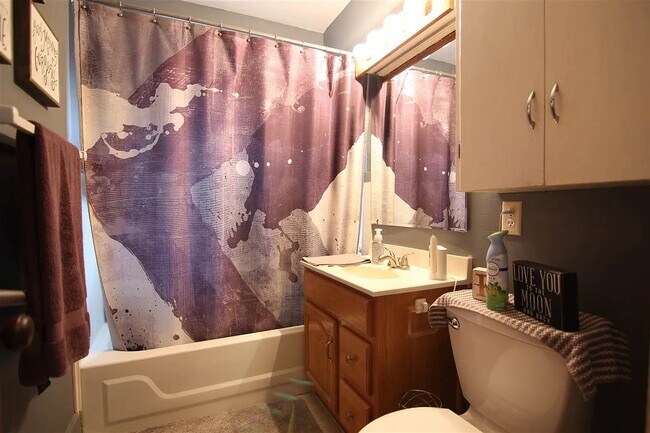 Photo - 907 W 7th St