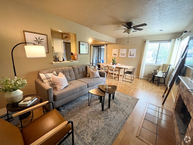 Building Photo - 421 W San Antonio St Unit D4 Rental