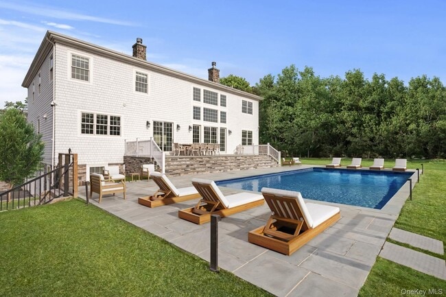 Building Photo - 490 Montauk Hwy