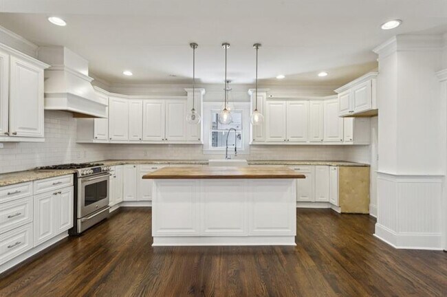 Photo - 546 Highland Ave NE