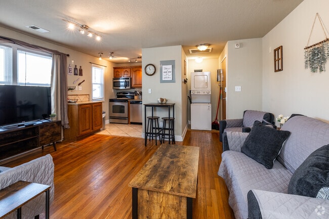 1BR, 1BA - 550 SF - Living Room