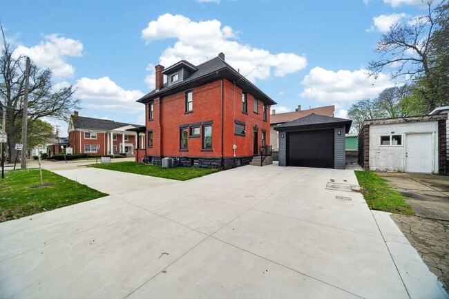 Photo - 729 W 9th St