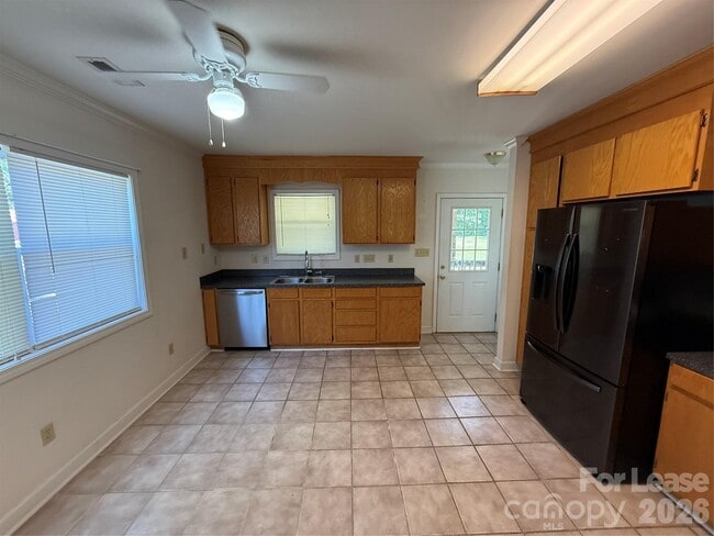 Photo - 140 Watkins St