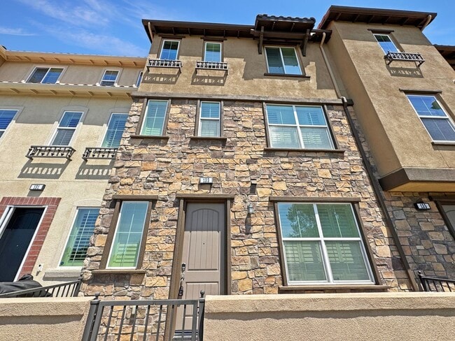Spacious 3Bd/3.5Ba Home With All Primary B... - Spacious 3Bd/3.5Ba Home With All Primary B...