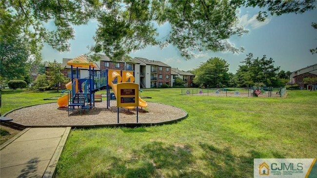 Photo - 433 Danbury Ln