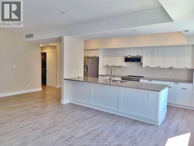 Photo - 550 Sandison St
