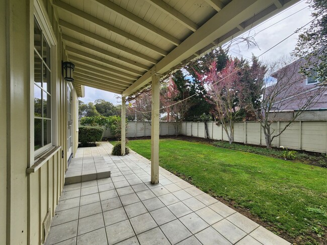 Amazing 1 bedroom with private backyard an... - Amazing 1 bedroom with private backyard an... House