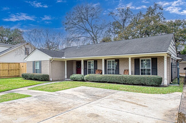Building Photo - 2208 Chimney Rock Rd Rental