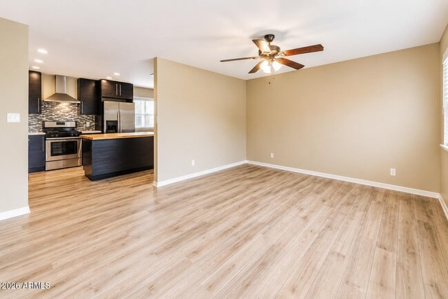 Photo - 1015 E Marigold Ln