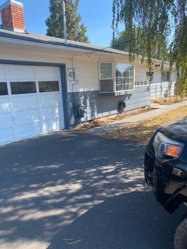 Building Photo - Large 3 bedroom 3 bath home