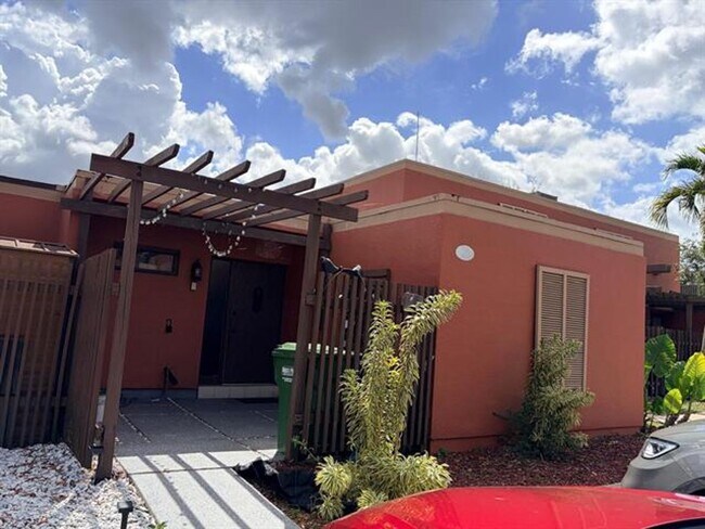 Building Photo - 1641 Fairway Rd