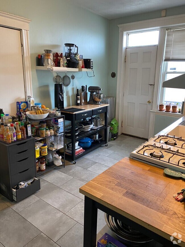 Building Photo - Bright large 1bd with a balcony! Walk to T... Rental