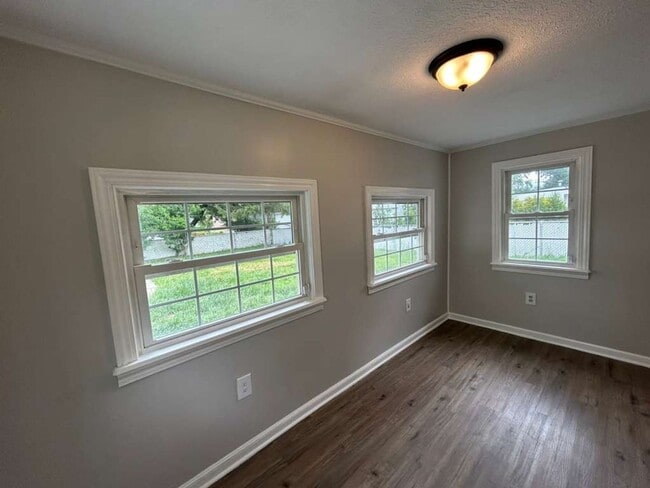 Photo - 26901 Farringdon Ave