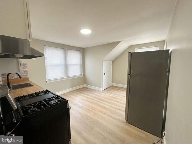 Photo - 1109 W James St Unit 2