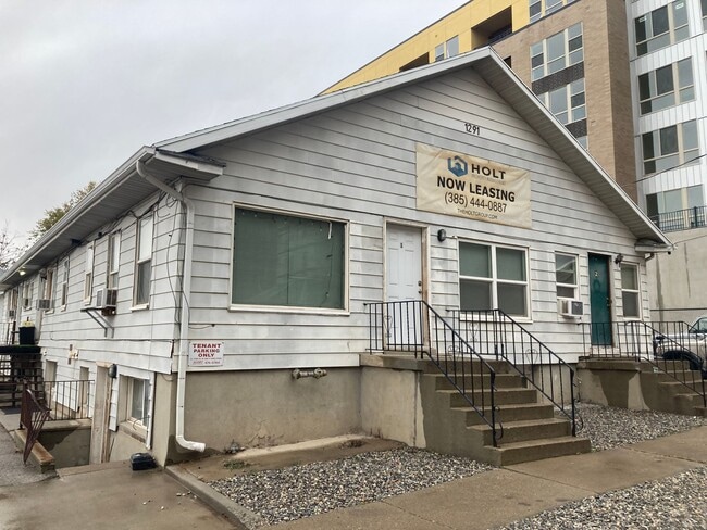 Building Photo - Cozy 1 Bedroom 1 Bathroom Apartment *Move ... Unit 12