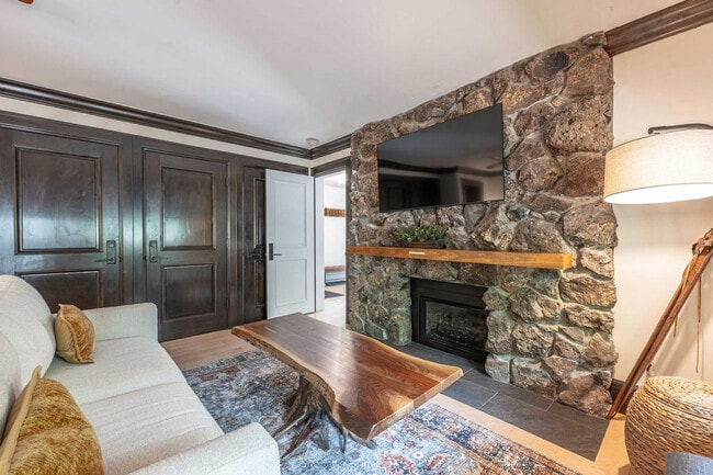 Building Photo - 747 S Galena St Rental