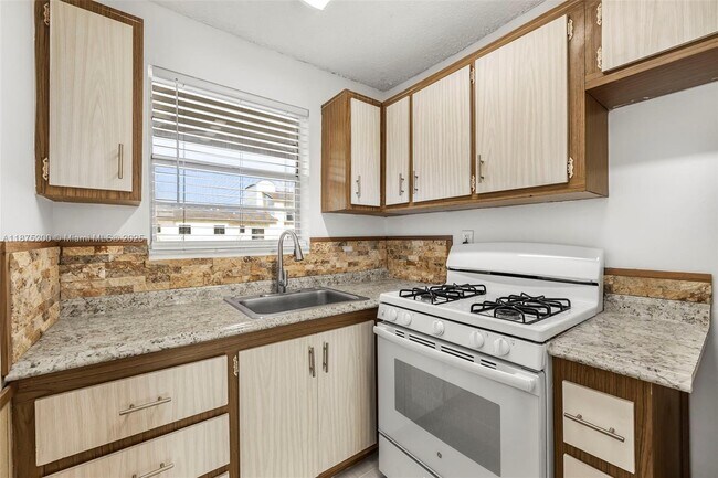 Building Photo - 2799 E 4th Ave Unit 13 Rental