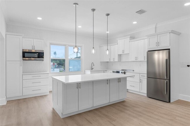 Photo - 10 18th St S