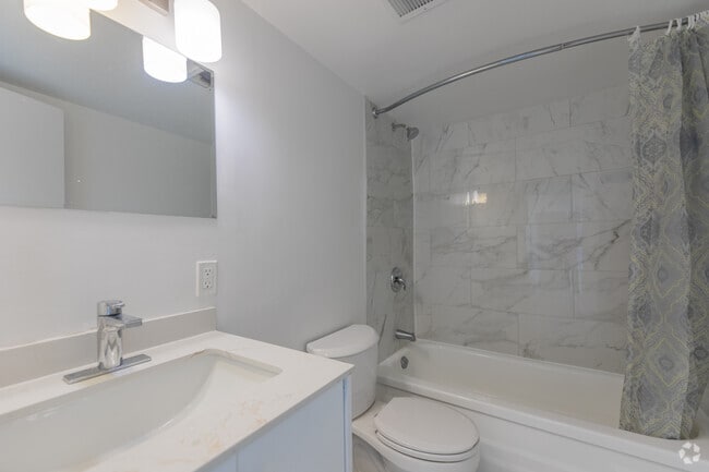 1BR, 1BA - 850SF - Bathroom - Centennial Towers