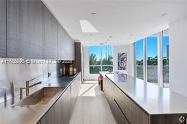 Building Photo - 5959 Collins Ave Unit 5959 Collins Ave appt 706 (A11688896) Rental