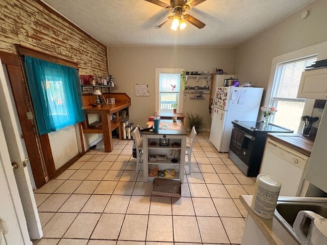 Photo - 462 Whitehall Rd