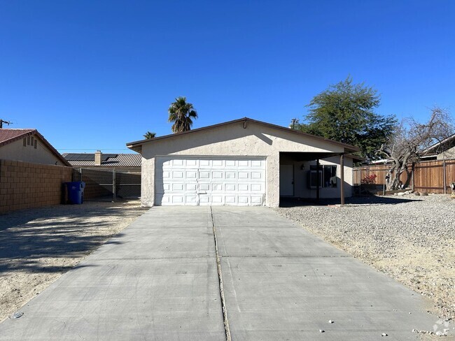 Building Photo - AVAILABLE NOW! 3 Bed 2 Bath Home in Desert...