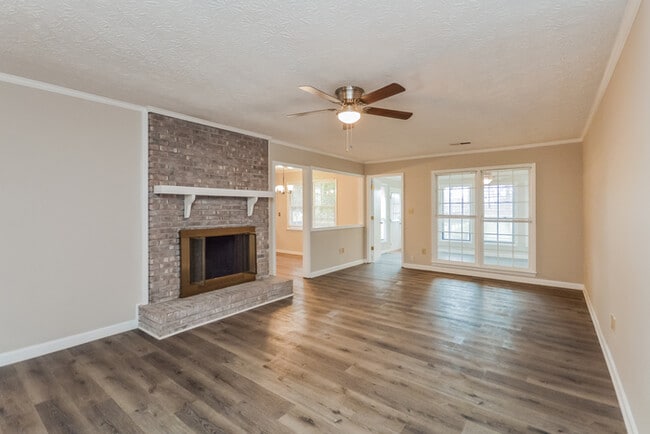 Photo - 301 Clubland Cir SE
