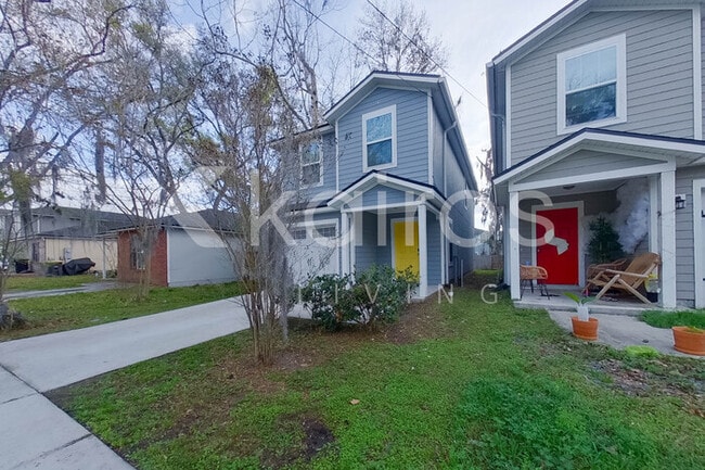 Photo - 1349 Mull St