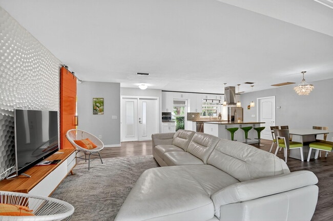 Photo - 113 Park Ln E