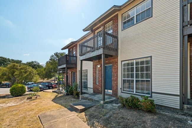 Photo - Near Downtown Townhome - 2BD/2.5BA - New finish - W/D  - $1350 W Rent Credit