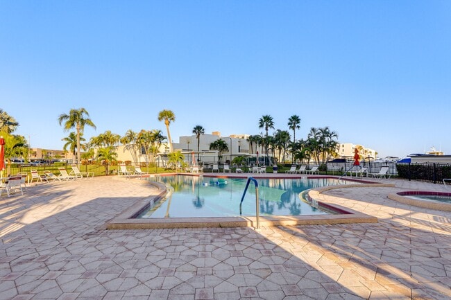 Photo - 7930 Sun Island Dr S Unit Step-free access  107