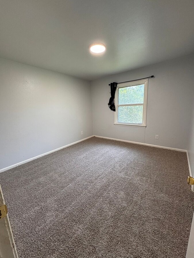 Photo - 3 Bedroom Home Large Yard