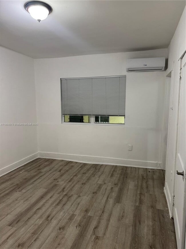 Building Photo - 1552 SW 2nd St Unit 9 Rental