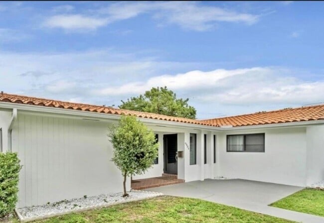 Building Photo - 6005 NW 39th St