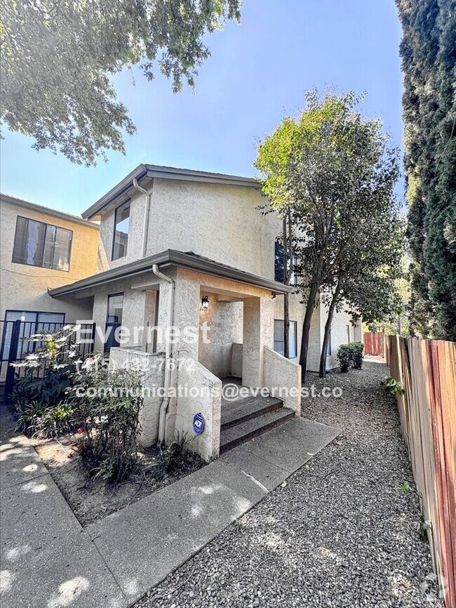 Building Photo - Charming 2-Bedroom Home in a Walkable, Bik...