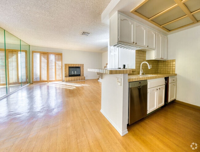 Building Photo - 1040 N Gardner St Unit 4 Rental
