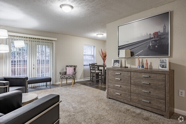 1BR, 1BA - 660SF - Living Room