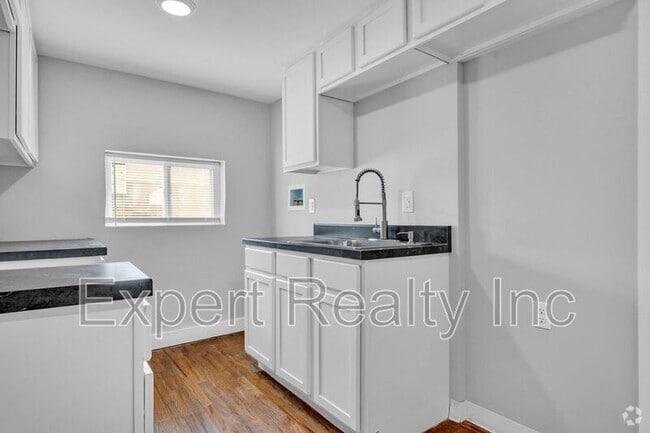 Building Photo - 546 55th St Unit B Rental