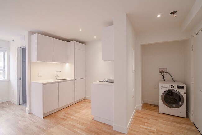 Photo - 25 Av des Pins O Unit 547