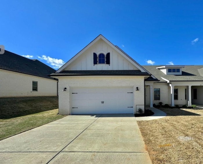 Beautiful townhome with a fenced in yard in Owens Cross Roads - Beautiful townhome with a fenced in yard in Owens Cross Roads