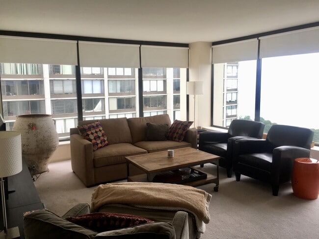 Living Room - 5445 N Sheridan Rd Unit 2702