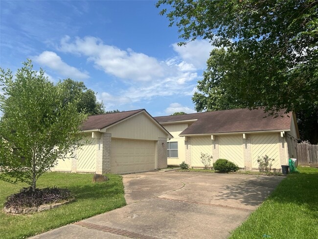 Building Photo - 2134 Collingsfield Dr