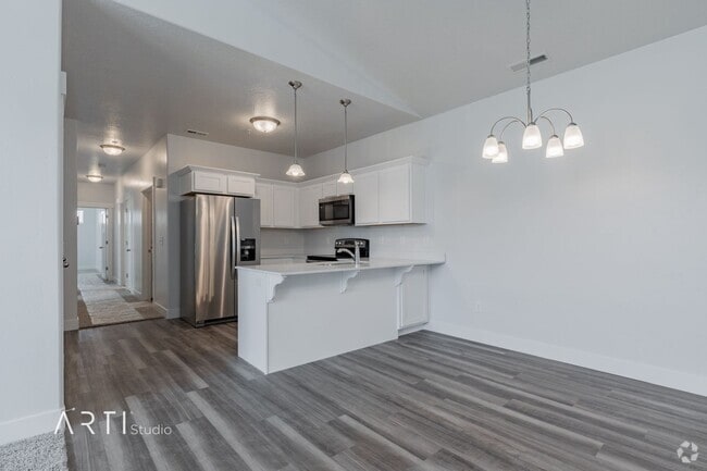 Building Photo - Bright Top-Floor Condo with Stunning Views...