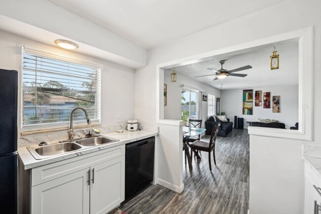 Building Photo - Roselea Manor Apartments