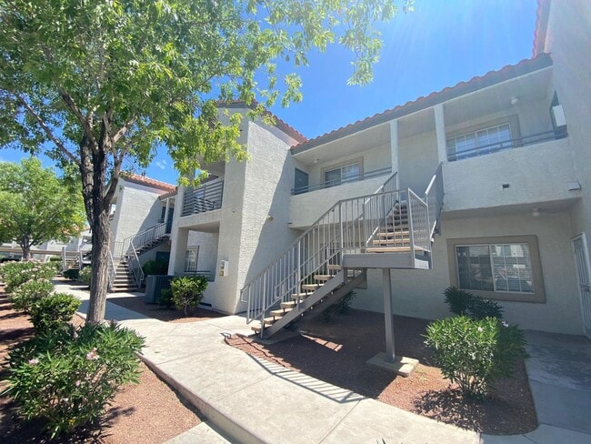 Building Photo - GORGEOUS 2 BEDROOM 2 BATH UPSTAIRS UNIT. Rental