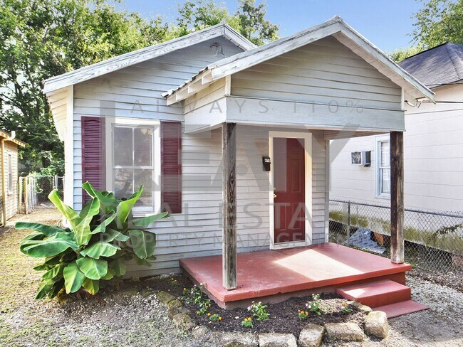 1 Bed, 1 Bath Cottage Near UL! - 1 Bed, 1 Bath Cottage Near UL! House