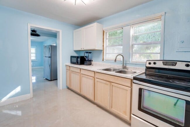 Photo - 813 Truman St