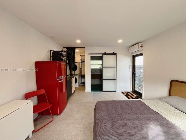 Photo - 765 NW 44th St Unidad 2