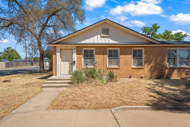 Building Photo - Charming 1 Bedroom Duplex w/ Large Backyard